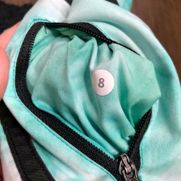 Lululemon tracks size 8 - Picture 3 of 4